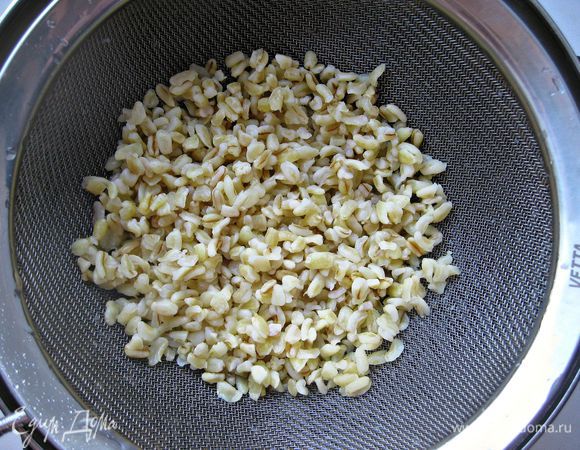 Пшеницу перебрать, варить до готовности. Я использовала для приготовления булгур.  Вполне подойдёт и рис.