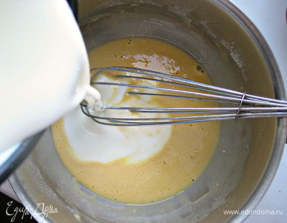 Добавить разбавленный водой мацун (в ингредиентах мацони, т к не было в списке мацуна), поставить на слабый огонь и, постоянно помешивая, довести до кипения.
