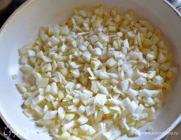 Лук мелко порезать и потушить на топлёном масле (либо сливочном масле - 1 ст л). В суп добавить отваренную пшеницу, лук, соль, перемешать. Проварить 10 мин.