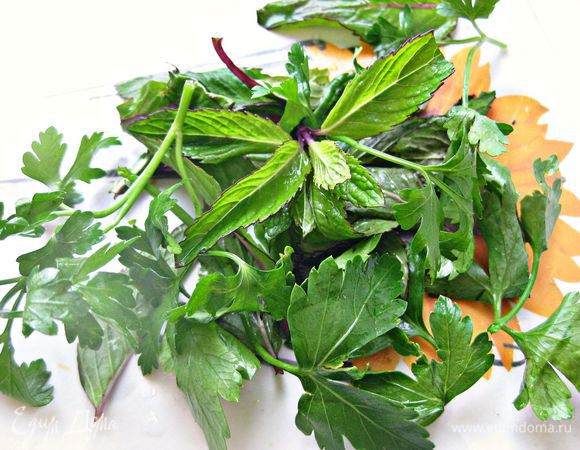 Помыть и измельчить зелень.