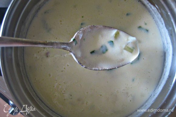 Измельчённую зелень добавить в суп и проварить ещё 5 мин.
