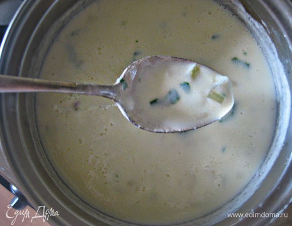 Измельчённую зелень добавить в суп и проварить ещё 5 мин.