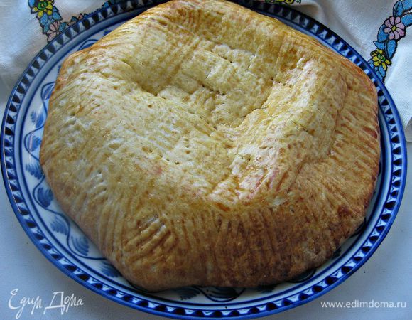 На раскатанное тесто намазать слой масла, положить 200г хориса. Края теста соединить, перевернуть на другую сторону и раскатать до толщины в 1,5-2 см.
Готовые лепёшки положить на противень швами вниз, лицевую сторону смазать взбитым яйцом, проколоть вилкой и выпечь в заранее разогретой до 180г духовке 30-35 мин.