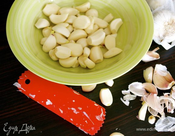 Первым делом очистить 40 зубчиков чеснока! ;))) (не больше и не меньше!) 