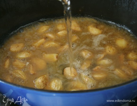 Затем влить вино и перемешать.