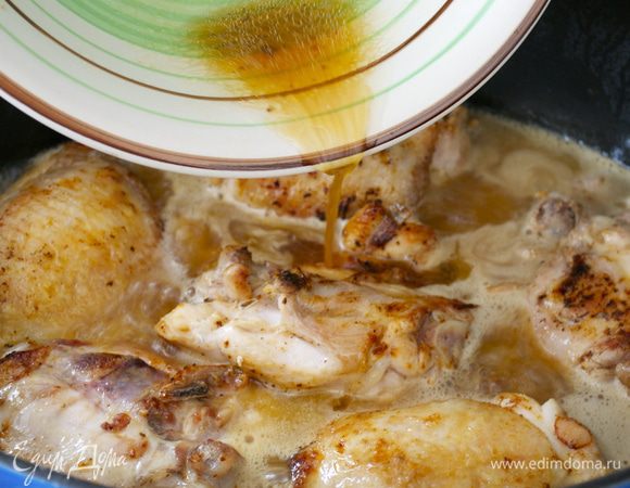 Вернуть куски курицы в сковороду со всей собравшейся жидкостью.