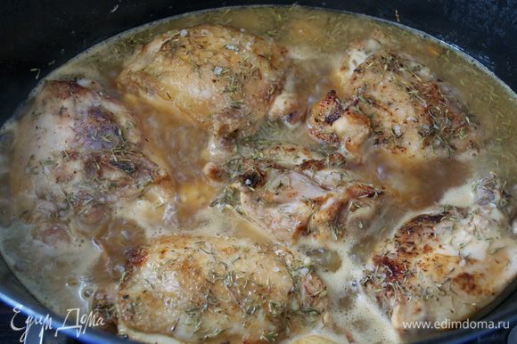 Посолить и поперчить курицу, добавить тимьян. Тушить на среднем огне 30-35 минут.