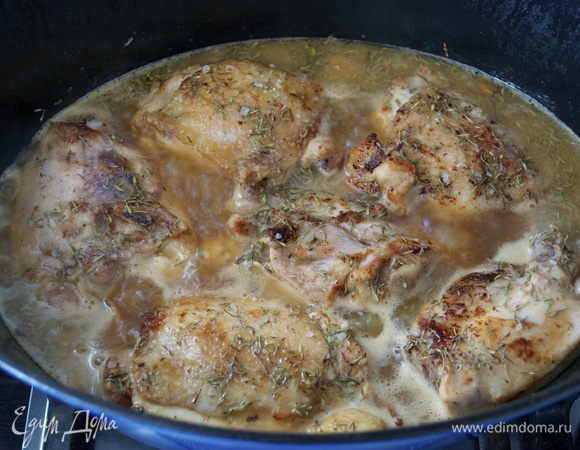 Посолить и поперчить курицу, добавить тимьян. Тушить на среднем огне 30-35 минут.