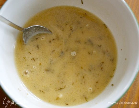 Через указанное время достать курицу из сковороды. В небольшой миске смешать пол стакана жидкости из сковороды и муку. Размешать соус, чтобы не было комочков.