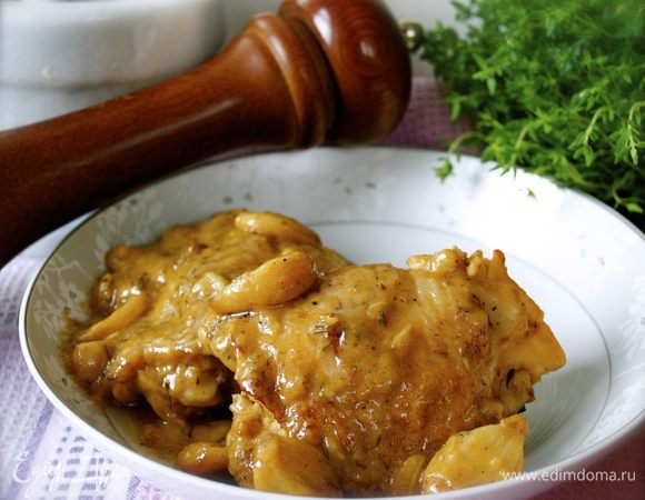 Подавать курицу сразу же, полив получившимся соусом.
ПРИЯТНОГО АППЕТИТА! 