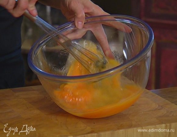 Яйца слегка взбить венчиком.