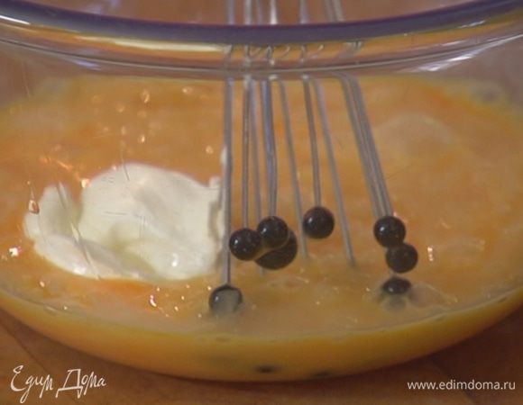 Добавить сметану, посолить, поперчить и вымешать все в однородную массу.