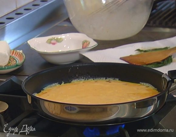 Лишнее масло из сковороды слить, поставить ее на огонь и влить яичную массу.
