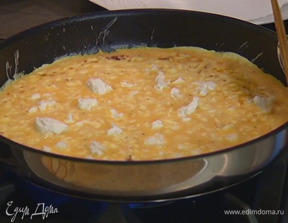Козий сыр раскрошить руками и посыпать омлет.
