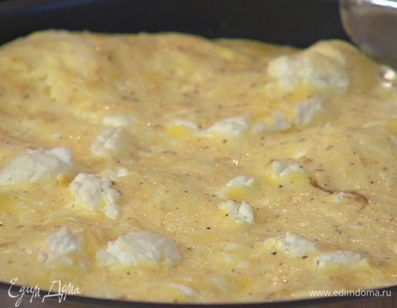 Когда края фриттаты схватятся, отправить ее в разогретую духовку на 5–7 минут.