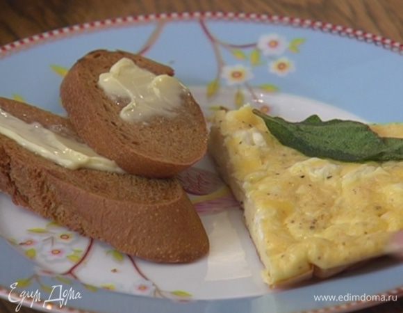 Готовую фриттату выложить на тарелку, украсить обжаренными листьями шалфея и подавать с гренками.