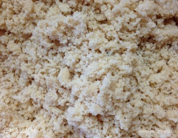 Арахис (у меня бланшированный) измельчить при помощи кухонной техники.