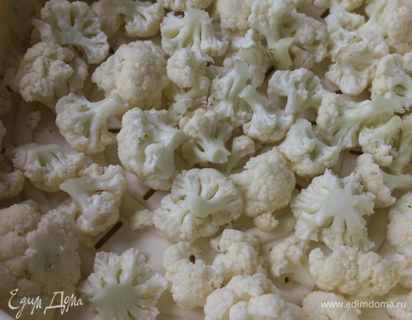 Цветную капусту разобрать на мелкие соцветия и отварить. Не переварите! Я готовила в пароварке 10 минут.