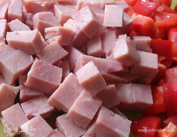 Ветчину и перец порезать кубиками.