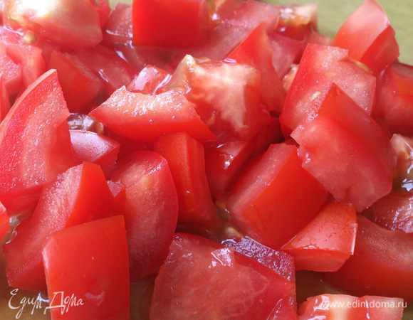 Помидор также нарезать кубиками. Откинуть на сито, чтобы стекла жидкость.