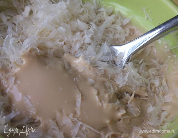 Приготовить соус http://www.edimdoma.ru/retsepty/66774-salat-s-yogurtovym-sousom, добавить натертый пармезан.