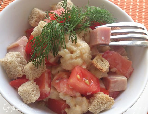 Смешать все ингридиенты и залить соусом. У меня под рукой оказалось немного сухариков из цельнозернового хлеба. Посыпала ими исключительно для подачи, но оказалось, что они прекрасно сюда вписались))