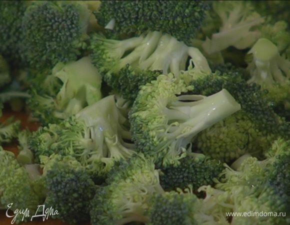 Брокколи разобрать на небольшие соцветия, удалив грубые черенки.