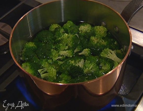 В большой кастрюле вскипятить воду и отправить туда брокколи на 1–2 минуты, затем откинуть на дуршлаг.