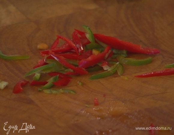Из красного и зеленого чили вынуть семена, мякоть мелко порезать.