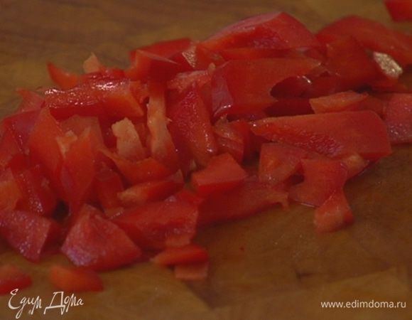 Четвертинку сладкого перца, удалив семена, мелко порубить.