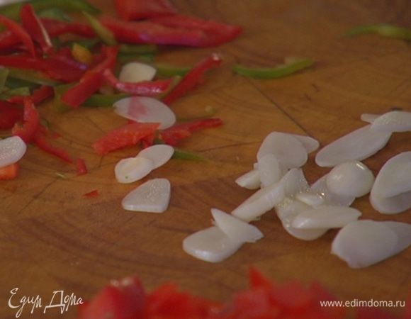 Чеснок почистить и нарезать тонкими пластинками.