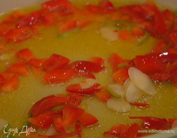 Разогреть в сковороде оливковое масло, выложить чили, сладкий перец и чеснок, немного обжарить и выключить огонь.