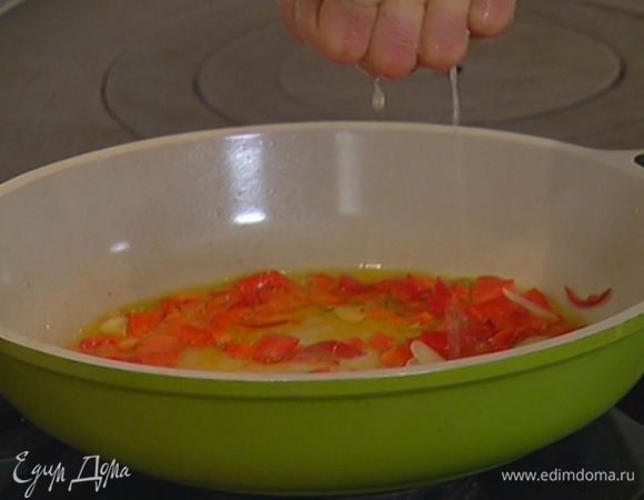 Из половинки лимона выжать сок, полить им перец с чесноком в сковороде, все перемешать.