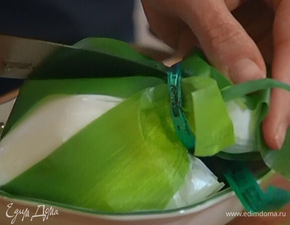 Буррату разделить на небольшие кусочки.