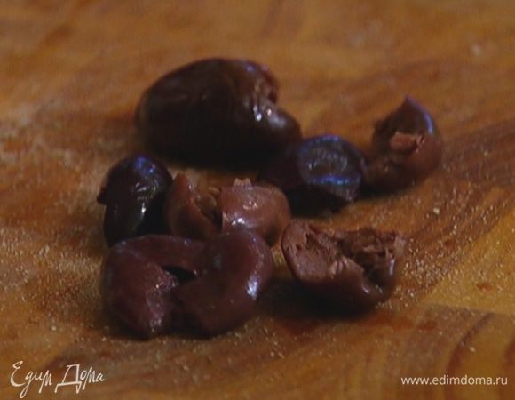 Оливки разломить пополам.