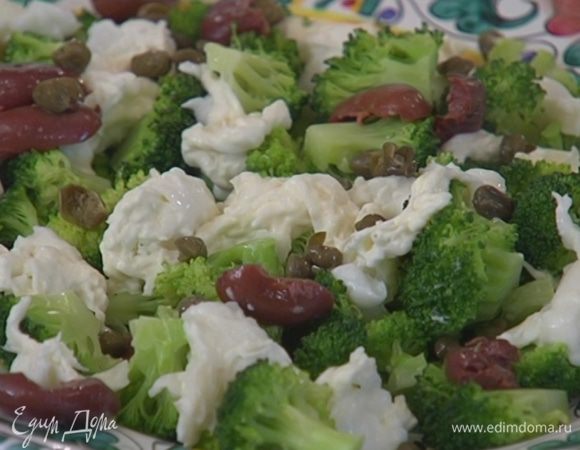 Выложить на тарелку горячую брокколи, буррату, оливки и каперсы, все посолить и поперчить.