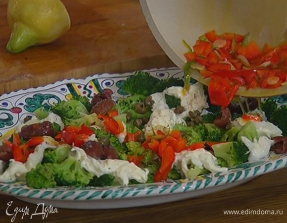 Сверху на салат выложить сладкий перец, чили и чеснок вместе с маслом, в котором все жарилось.