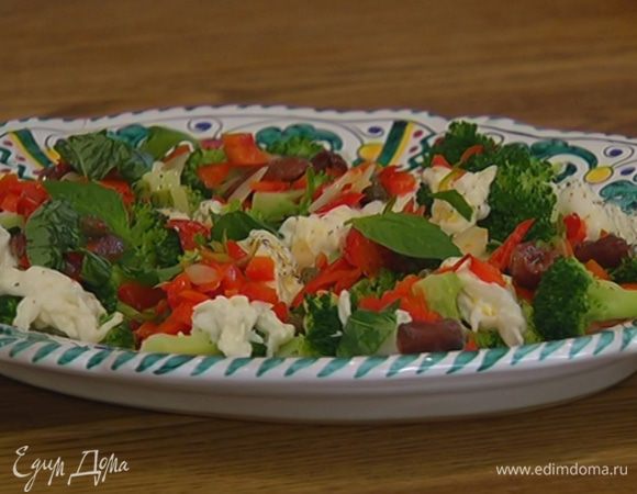 Листья базилика порвать руками и посыпать салат.