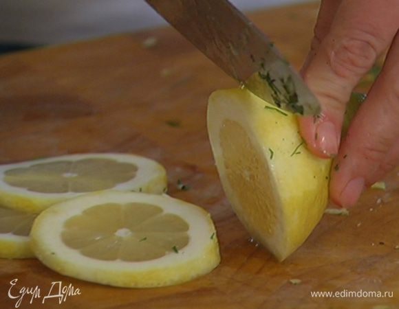 Цедру лимона натереть на мелкой терке, из половинки лимона выжать сок, вторую половину лимона нарезать кружками.