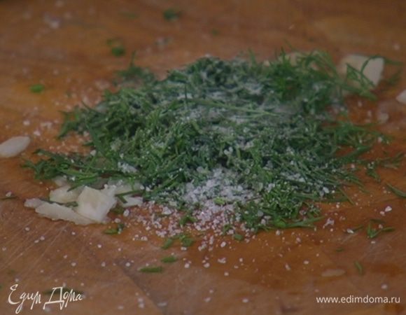 Половину укропа мелко порубить, соединить с растертым чесноком, еще немного посолить, поперчить и все вместе порубить ножом.