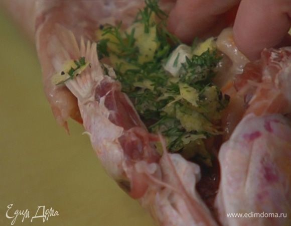 К укропу с чесноком добавить цедру, перемешать и разложить смесь поровну в брюшко каждой рыбы.