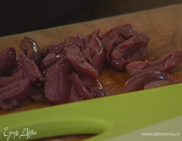 Оливки разрезать вдоль на 4 части.