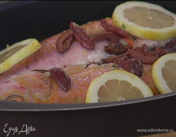 Рыбу выложить в противень, посыпать оливками, полить лимонным соком, сверху на рыбу выложить кружки лимона.