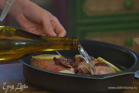 Сбрызнуть рыбу оливковым маслом, посолить, поперчить и полить все белым вином.