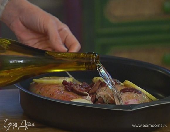 Сбрызнуть рыбу оливковым маслом, посолить, поперчить и полить все белым вином.