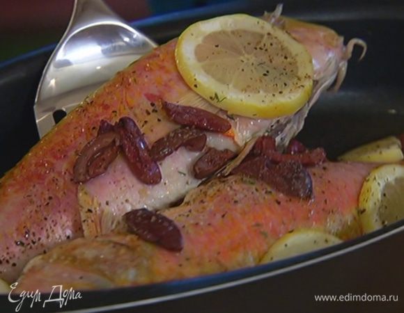 Запекать рыбу в разогретой духовке 20 минут.