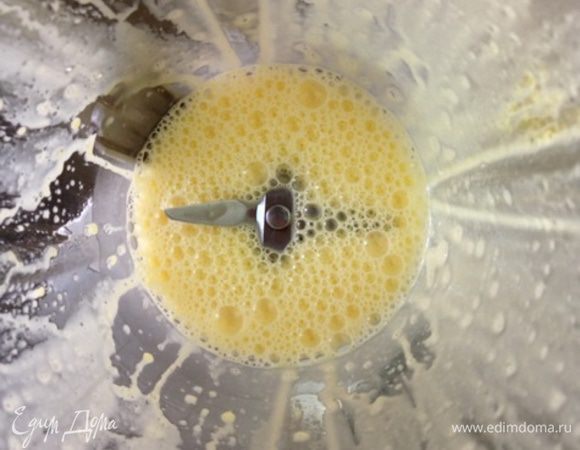 Взбить яйцо с молоком, растительным маслом и коньяком.