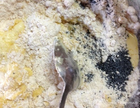 Отдельно смешать просеяную муку, молотый арахис, сахар, соль и мак.
Соединить обе смеси и замесить тесто. 
Тесто должно лепиться, если не будет формоваться, то необходимо добавить еще ложку молока или коньяка. Регулируйте сами, т.к. качество продуктов у всех разное))))