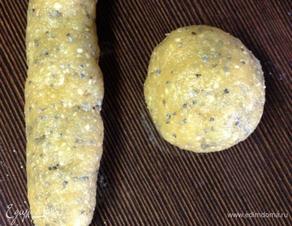 Сформировать из теста шарики размером с грецкий орех и ладонями раскатать из них колбаски сантиметров 10 в длину.