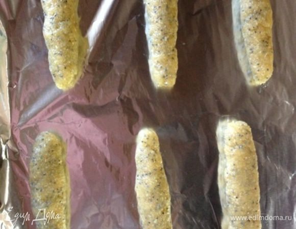 Выложить заготовки на застеленный пергаментом противень и отправить в разогретую до 180 градусов духовку на 20 минут.